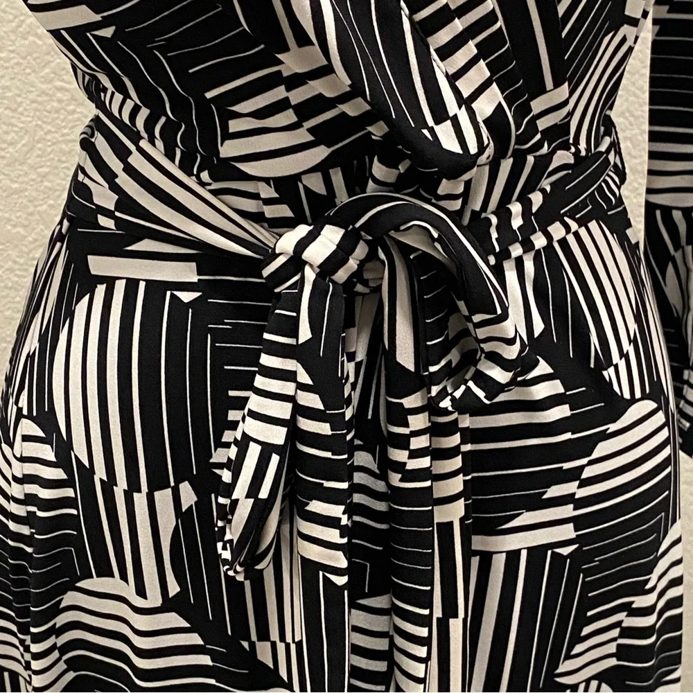 Liz Claiborne Black White Geometric V Neck Dress with Belt - NEW Size M